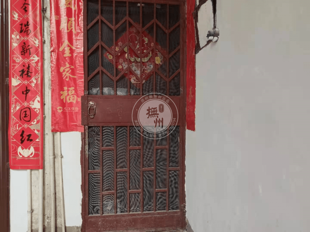 也只有在这种小区才能看到这些款式老旧的铁门,外面是一层纱网门,里面