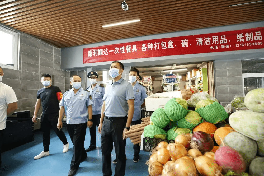 图为:北京市大兴区市场监管局副局长薛辉(右一)深入一线督导检查.