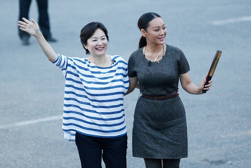 宁静|林青霞保养的真好，和小17岁的宁静手挽手，穿的休闲也不显老