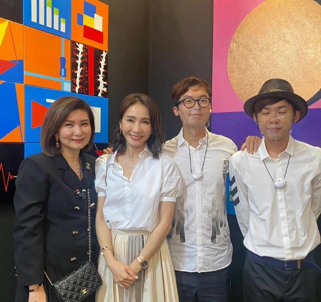 黎姿|港圈二美同框！50岁黎姿穿衬衫半裙五官精致，钟楚红赢气质输穿搭