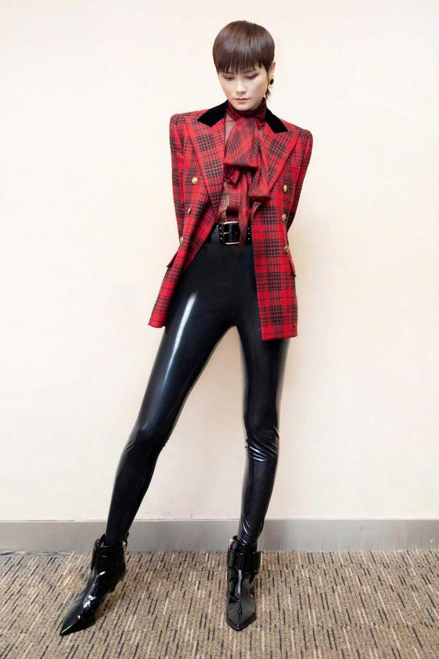 亮点|葛天的时尚品味真不错，穿格纹西装干练知性，搭牛仔裤帅气利落