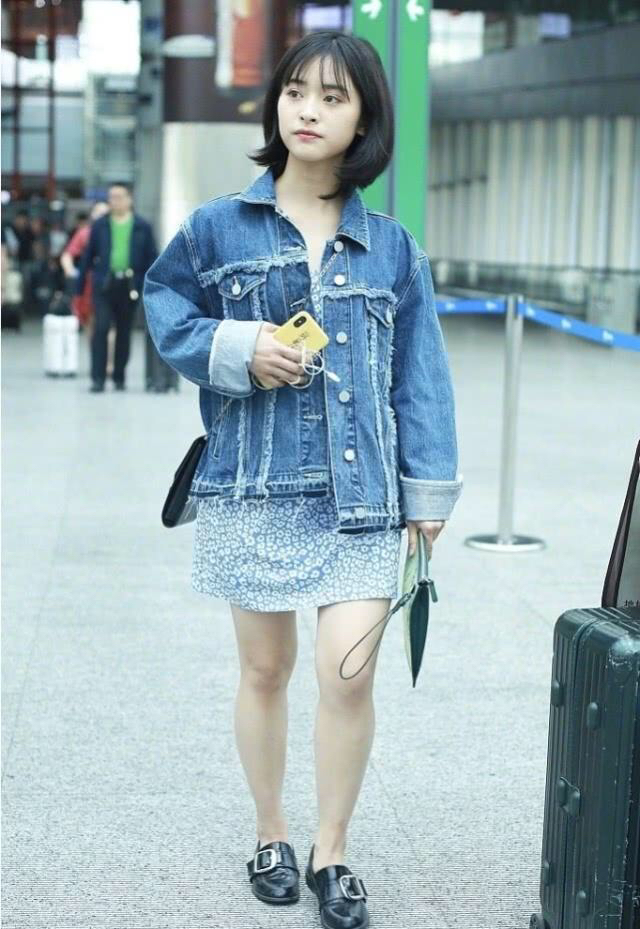 身材|沈月机场秀私服，牛仔外套叠加碎花短裙，“小萝莉”身材也挺萌