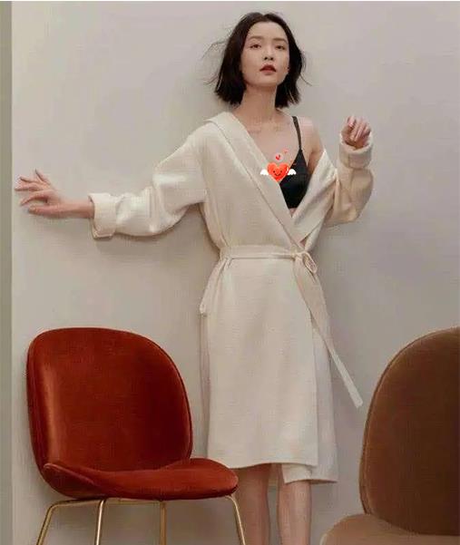 女神|37岁杜鹃清新造型走机场，卡通T恤穿出高冷范儿，堪称穿搭教科书