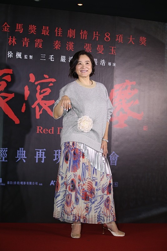 宁静|林青霞保养的真好，和小17岁的宁静手挽手，穿的休闲也不显老