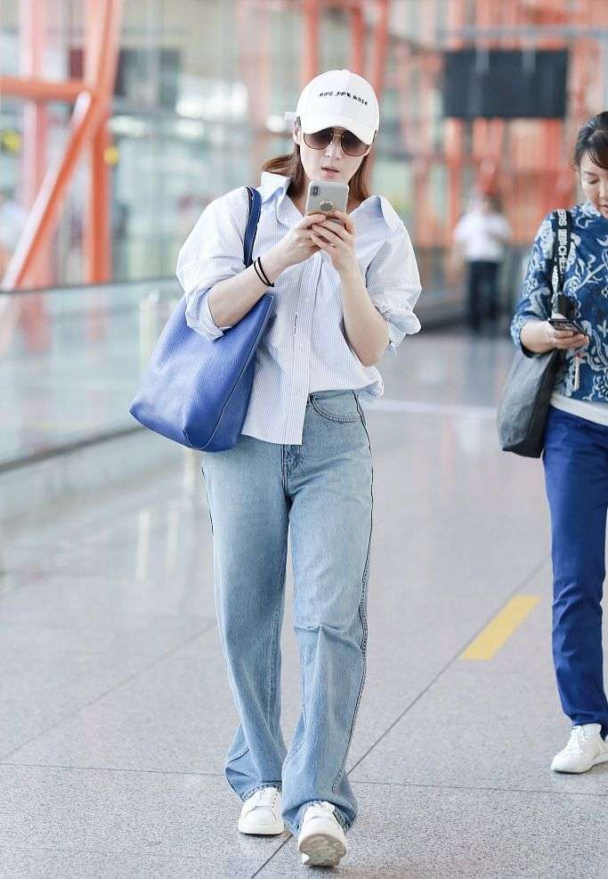 健美裤|蒋勤勤穿宽松T恤走机场，配棒球帽还挺潮的，却被健美裤暴露年龄