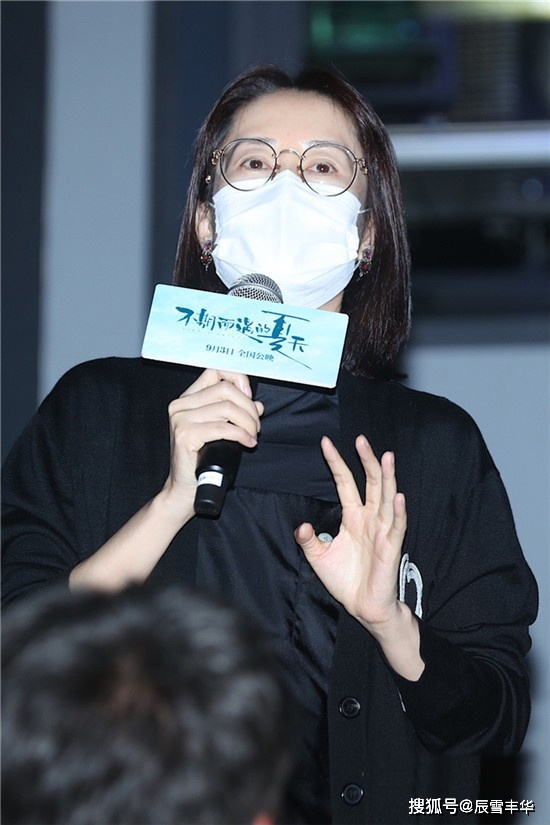 全黑|刘敏涛真的挺会打扮,穿针织衫配连衣裙,“全黑”造型一点都不俗