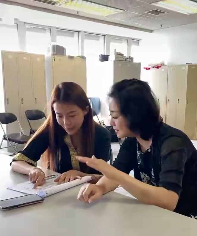 朱迅|朱迅浓妆下都满脸憔悴，素颜皱纹会更多，自然脸47岁就这么真实！