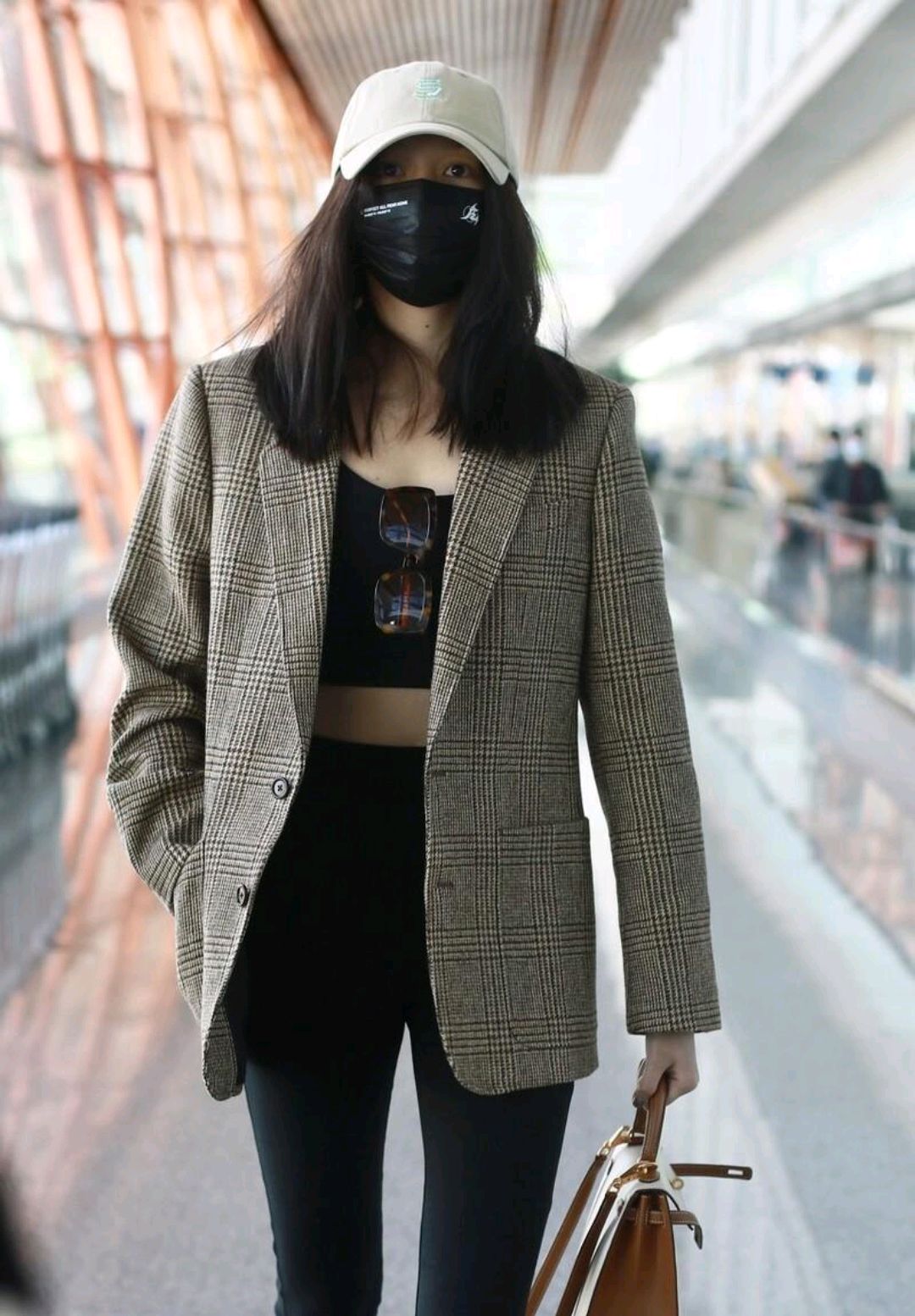 黑色|关晓彤不愧是“腿精”，西服配黑色紧身裤潇洒酷炫，腿长得像P的