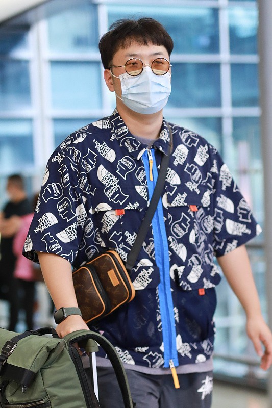 一身|杜海涛私下穿搭挺潮，一身蓝色穿搭好清爽，就是发型有点呆