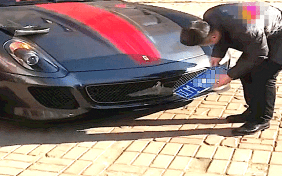 跑车的车牌号挂在哪里 5562a2e8763f4eddac4101d109fefcdf.png