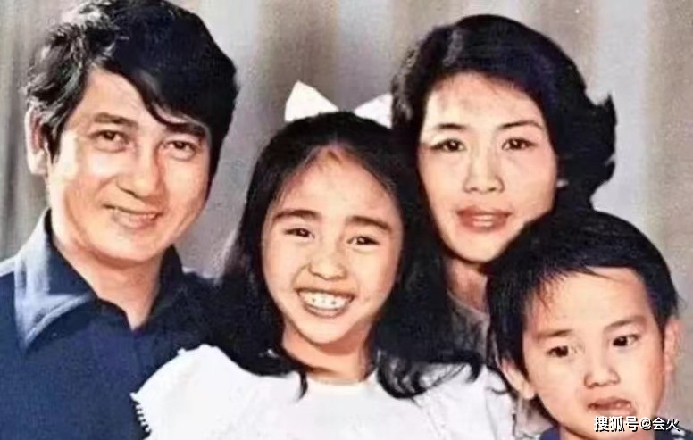 女儿|黎姿低调现身画展，与TVB乐易玲亲密搂肩，相差13岁仍像同龄人