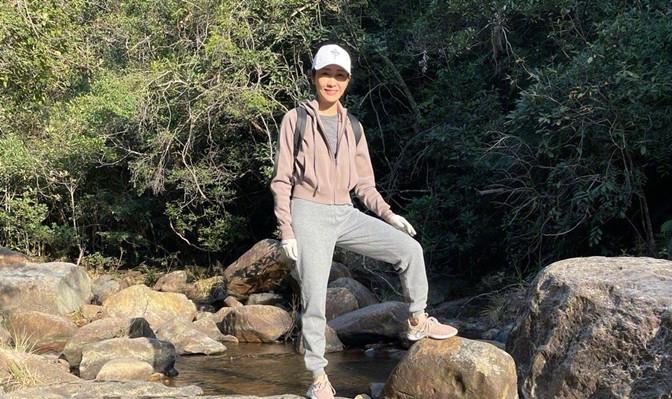 黎姿|港圈二美同框!50岁黎姿穿衬衫半裙五官精致,钟楚红赢气质输穿搭