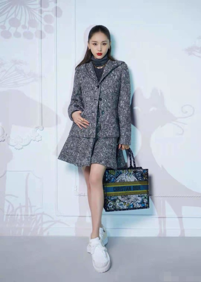 身材|王子文变化有点大，长马尾女人味十足，气场强大，恋爱中的女人果然不一样