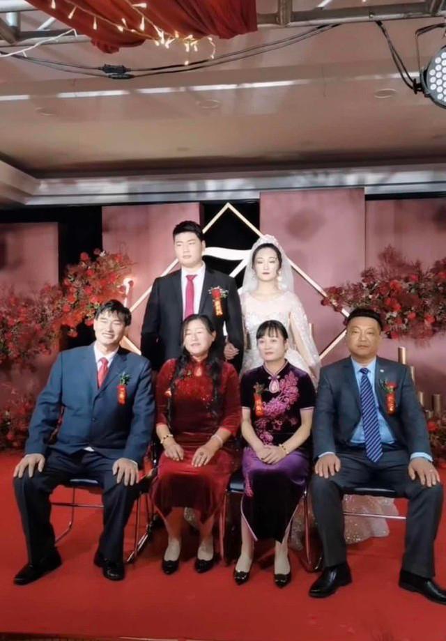 方面|大衣哥儿媳婚后“回门”，V领造型锁骨明显，妆容自然比明星漂亮