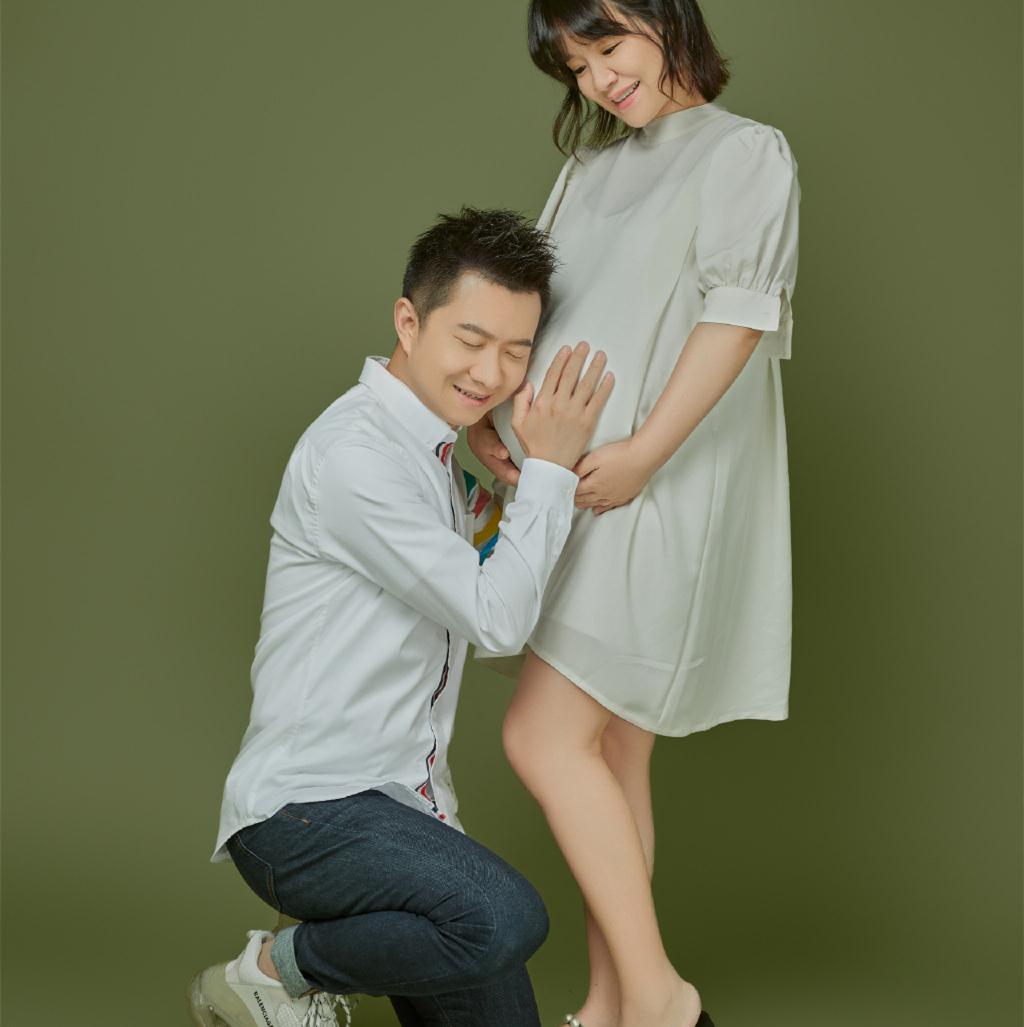 夫妻俩|央视主持红果果即将临盆！肚大如箩靠双手托，绿泡泡跪地脸贴孕肚