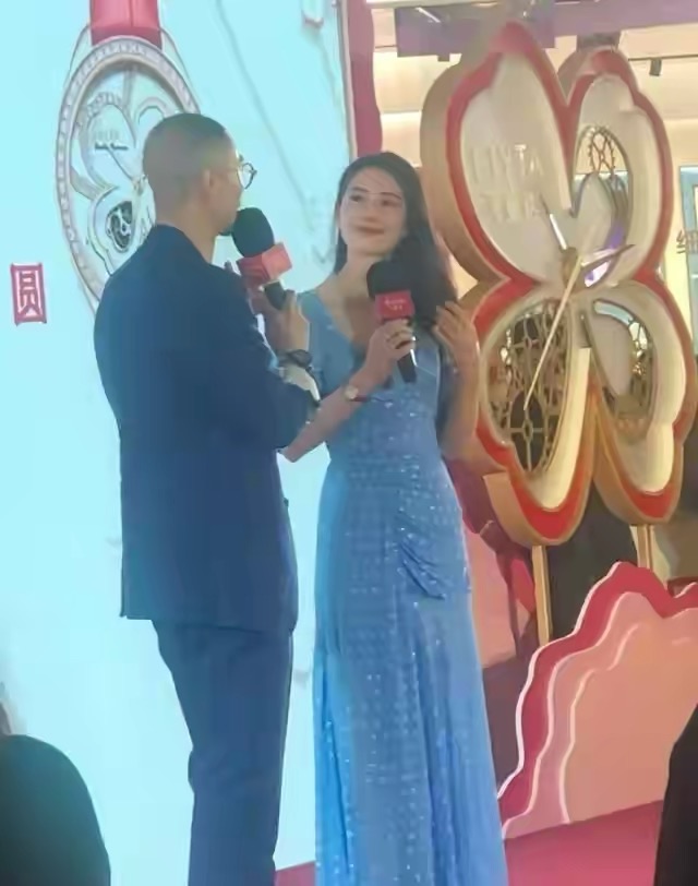 显得|高圆圆穿紧身裙现身，要颜值有颜值要身材有身材，气质还这么好！