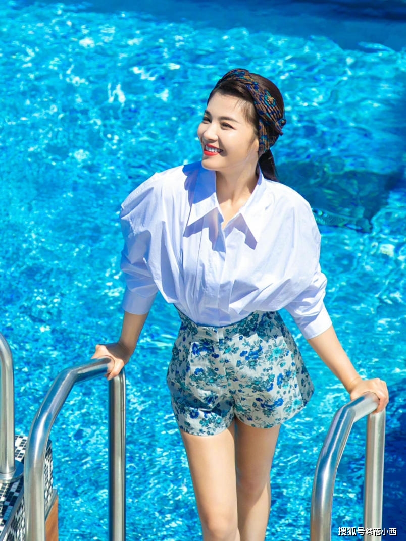 气息|刘涛把“白衬衫+花短裤”穿火了，配上头巾气质惹眼，美出新高度