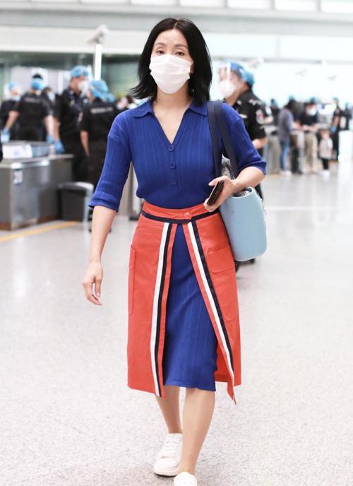 层次感|陈妍希成功躲开中年发胖，叠穿连衣裙腿真细，又是羡慕陈晓的1天