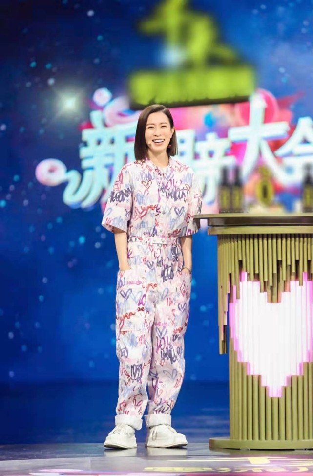 卫衣|46岁佘诗曼私服好显年轻，穿卫衣配阔腿裤青春又靓丽，活脱脱的学生样