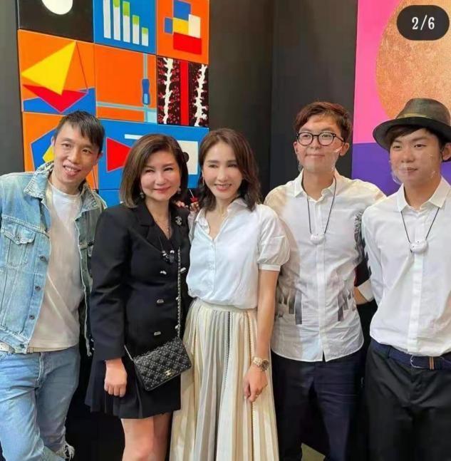 短裙|61岁钟楚红晒近照！穿一身大牌尽显总裁范，同框小12岁黎姿也不输