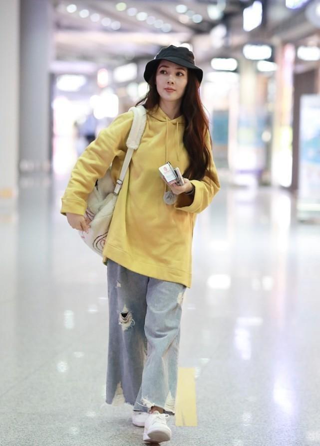 马尾|郭碧婷扮嫩真有一套，一身松垮垮的造型，嫩得跟没结过婚一样