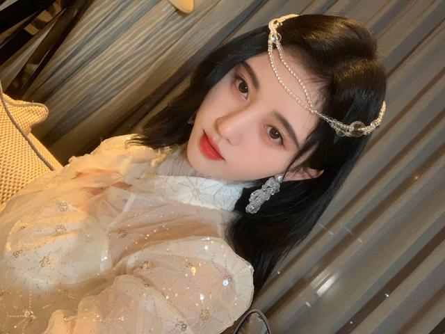 亮点|鞠婧祎的品味真不错，短毛衣配牛仔裤随性洋气，戴贝雷帽复古时髦