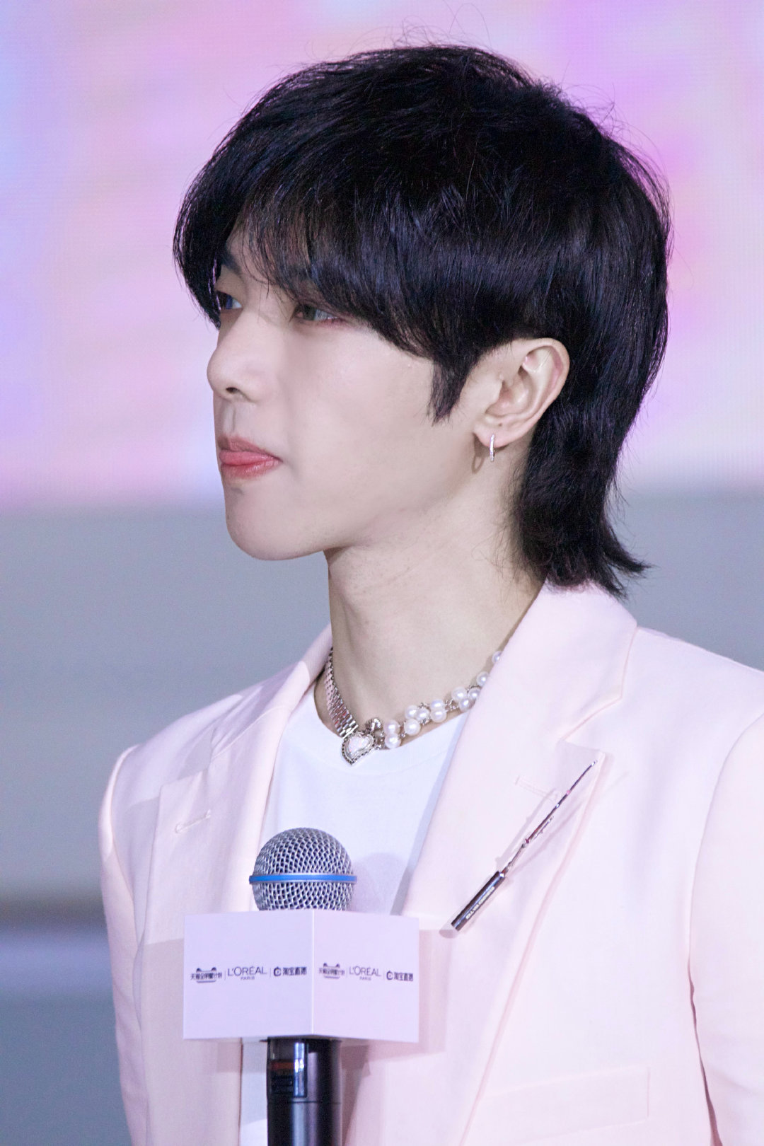 顶级前卫歌手华晨宇绝美西装图片绝对有你没见过的