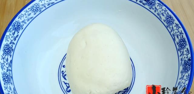 小勺|早餐饼快速做法，一碗面，开水一烫，个个空心鼓大泡，好吃又解馋