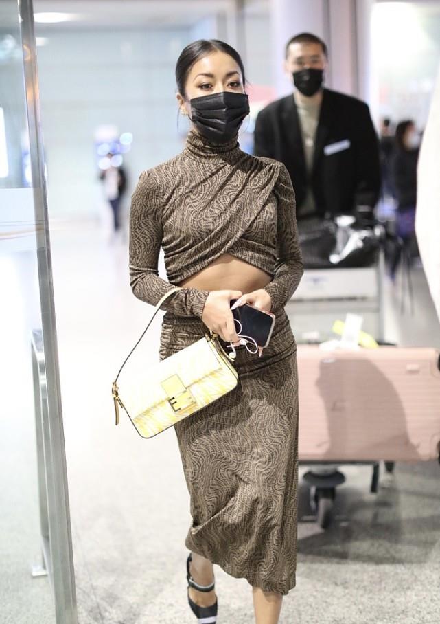 身材|吉克隽逸这么穿不难受吗？衣服勒得这么紧，感觉一直在绷着