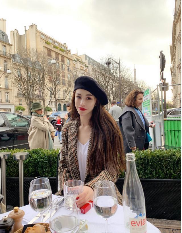 亮点|葛天的时尚品味真不错，穿格纹西装干练知性，搭牛仔裤帅气利落