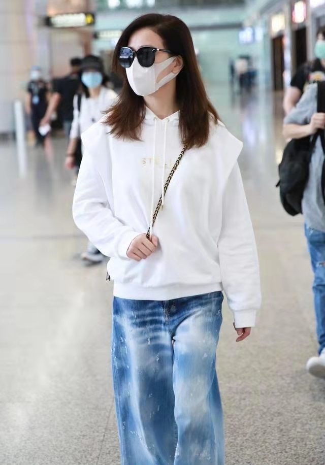 卫衣|46岁佘诗曼私服好显年轻，穿卫衣配阔腿裤青春又靓丽，活脱脱的学生样