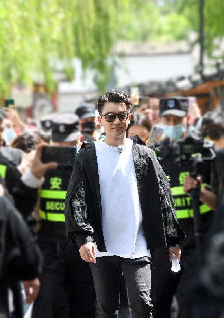 因为|郑恺被《奔跑吧》节目组宠坏了，连续两期都是郑恺特辑，羡煞旁人！