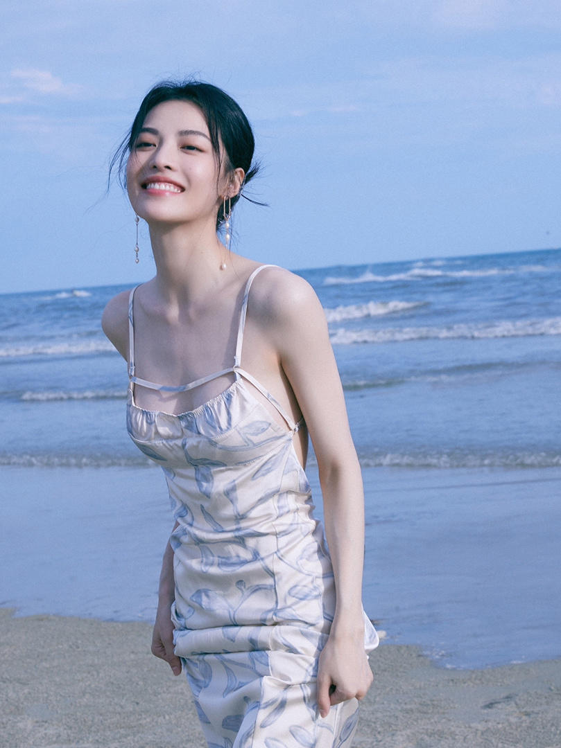 设计|钟楚曦的身材比例太完美，一袭吊带连衣裙性感优雅，美得让人心动