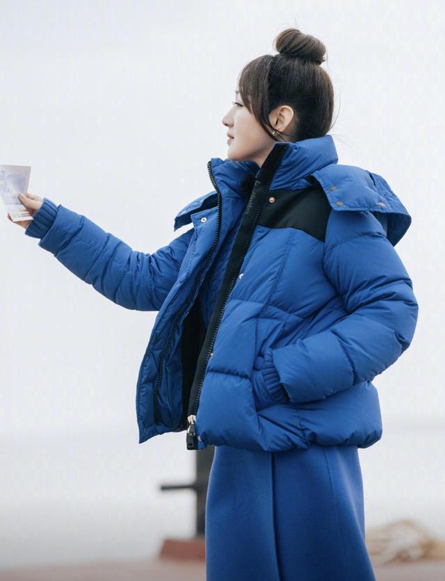 颜色|杨钰莹真会“玩”，穿红色和黑色拼接西装干练利落，潇洒霸气