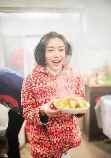 棉袄|秦岚穿红色大棉袄回老家干活，没有半点明星架子，看着太喜庆了