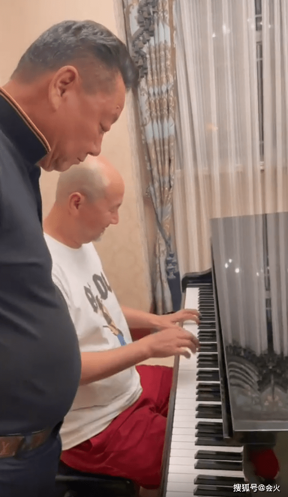腾格尔|腾格尔和郁钧剑家中弹钢琴，胡子花白手指粗短，郁钧剑大肚腩抢镜
