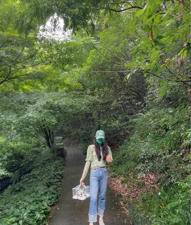 方法|迪丽热巴挺会打扮，袖子上面蓬松，下面却收紧，手臂看着更细了