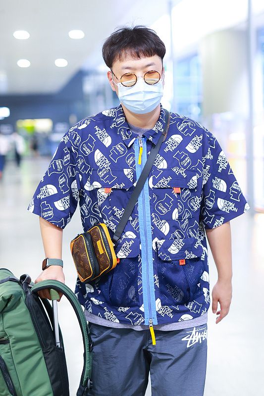 一身|杜海涛私下穿搭挺潮，一身蓝色穿搭好清爽，就是发型有点呆