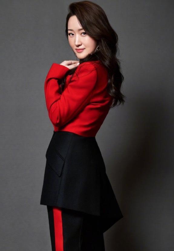 颜色|杨钰莹真会“玩”，穿红色和黑色拼接西装干练利落，潇洒霸气