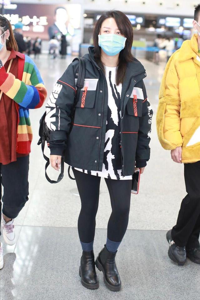 黑色|何洁终于美回来了，穿黑色外套配紧身裤简约保暖，显瘦又洋气