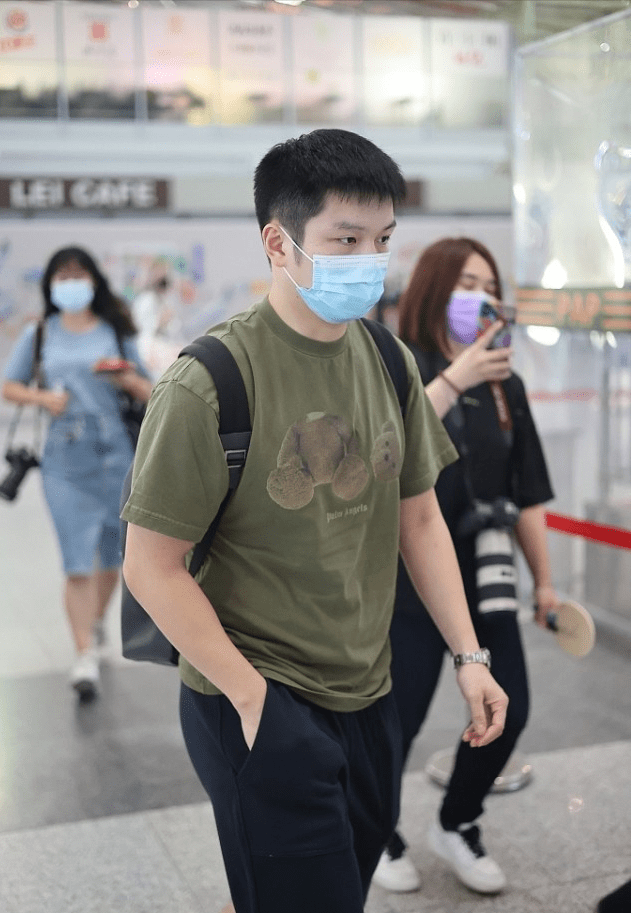 身材|刘诗雯樊振东同走机场，穿T恤显运动员的风范，胸前小狐狸挺抢眼