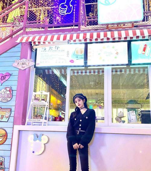 发型|鞠婧祎最新美照释出，黑色贝雷帽配小香风上衣，清甜漂亮！