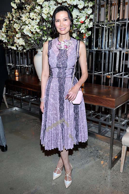 金属纹|邓文迪身材太窈窕,身穿紧身裙装秀曲线,光看身材真不像50多岁