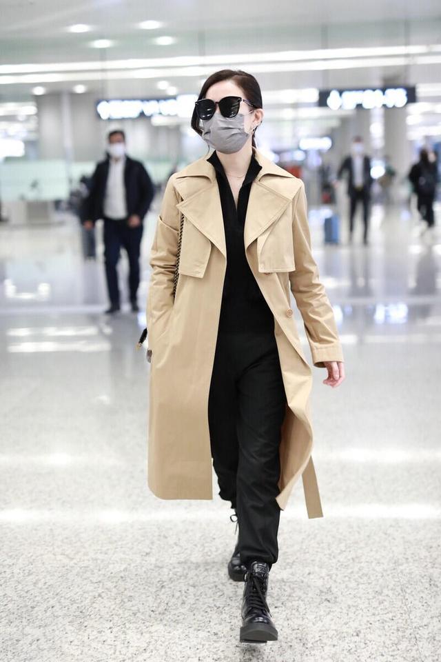 显示|佘诗曼的气质感一般人学不来，卡其色大衣端庄稳重，简约优雅