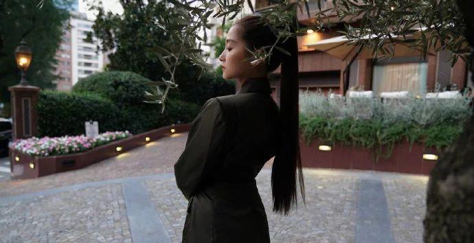 黑色|米兰时装周关晓彤出尽风头,黑色蕾丝裙性感,配军绿色西服有质感