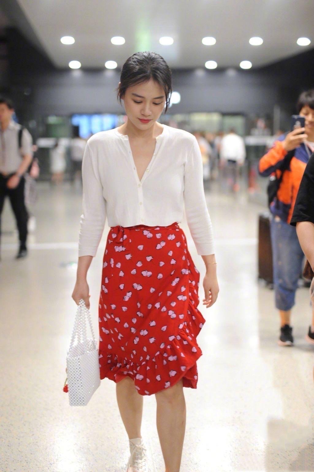 小个|马思纯瘦了真好看,白色针织衫搭小红裙,温柔初恋女神令人心动