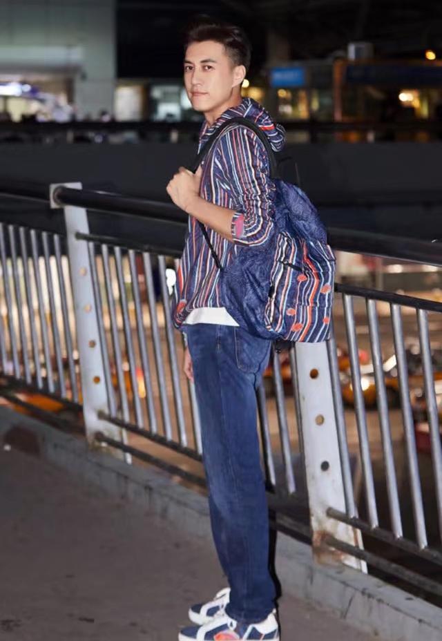 心形|老干部靳东挺厉害！白T恤牛仔裤满脸少年感，43岁装嫩吊打小鲜肉