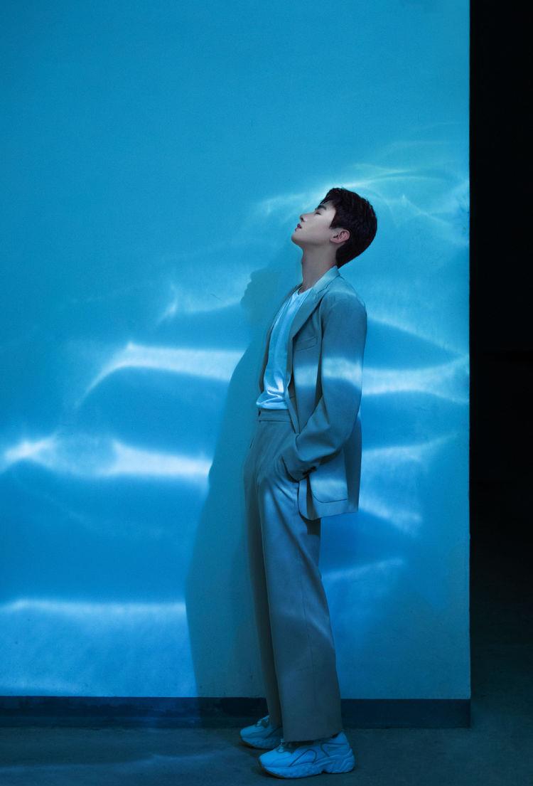 蓝色|白敬亭终于不“刚”了，穿一件米色西装好温柔，25岁尽显暖男气质