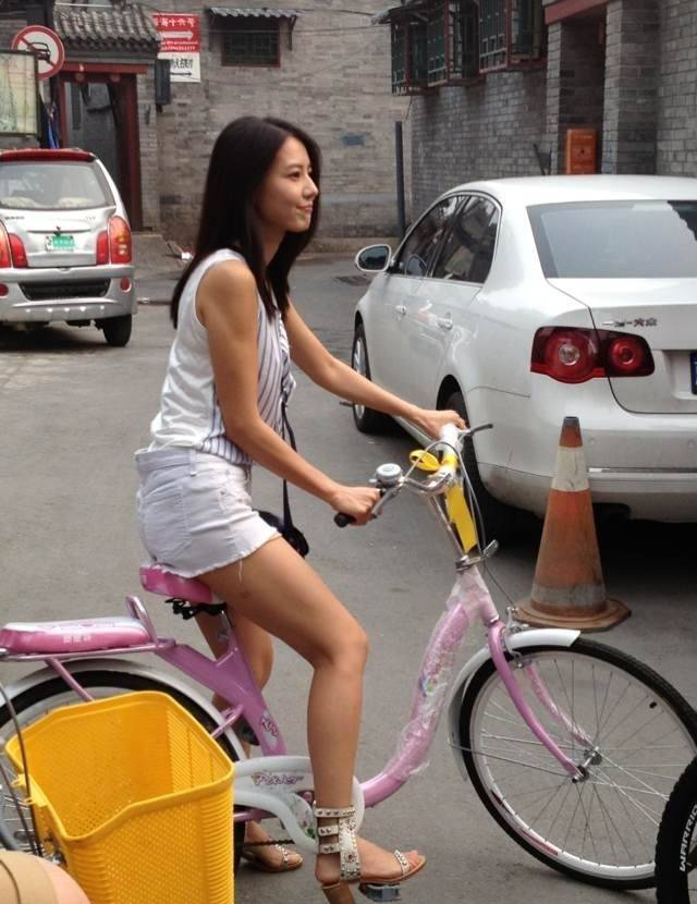 毫无明星疏离感,亲切感十足. 高圆圆侧颜照.