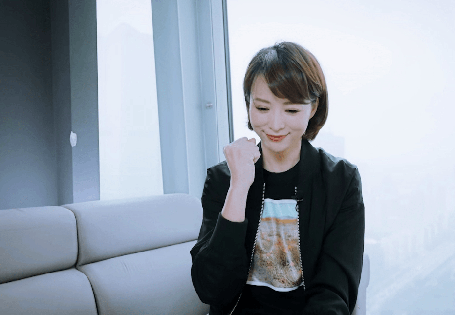 黑衣|没想到董卿也能有“小甜妹”的样子,穿黑衣都年轻,笑起来太可爱